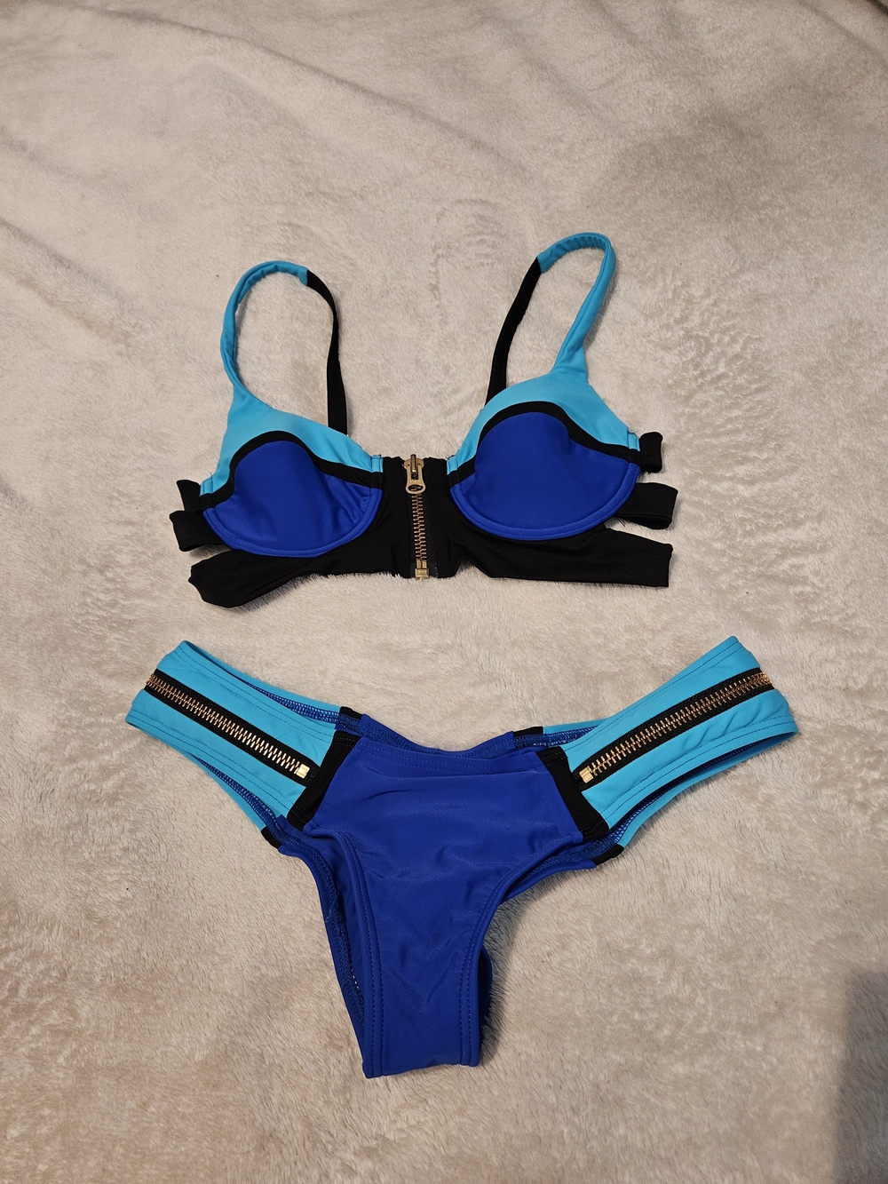 Beach Bunny Blue Two-Tone Front-Zip Bikini Set top medium bottom large